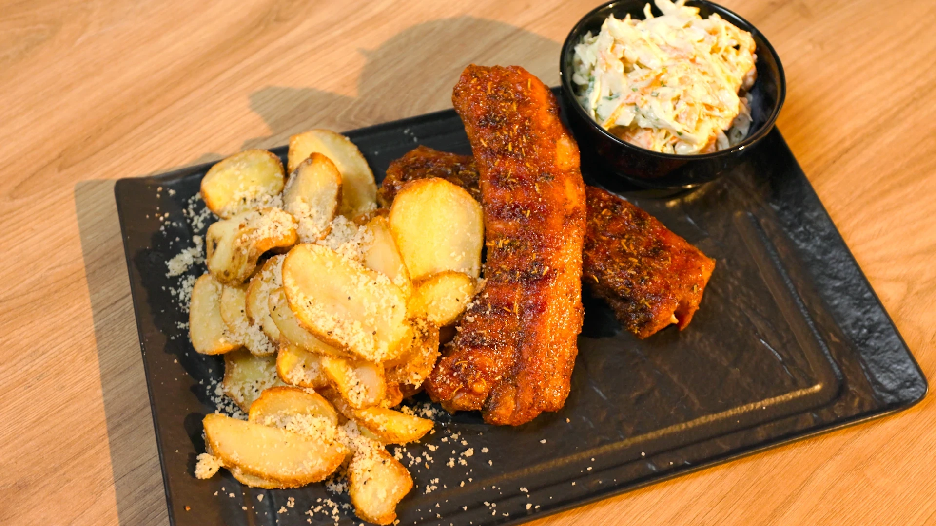 coaste de porc la gratar cu sos bbq